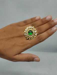 แหวนสีเขียวมรกตสำหรับผู้หญิง แหวนลายดอกไม้เคลือบทอง 18K ประดับด้วยเพชร CZ ระยิบระยับ ของขวัญเครื่องประดับแฟชั่นสุดหรู - Product Image 3