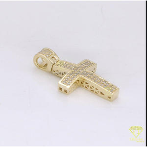 จี้ไม้กางเขนสีทองคลาสสิกพร้อมเพชร VVS ดูรายละเอียดหิน - Product Image 2