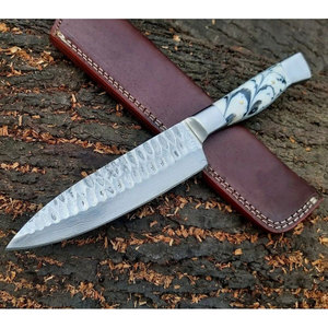 Cuchillo de acero de Damasco con mango azul marmoleado y hoja con patrón martillado - Product Image 4