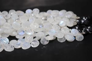 Cuentas en forma de corazón facetadas de piedra lunar arcoíris 9,5-10,5mm 8 pulgadas piedra Natural de Corte Lateral al por mayor para la fabricación de joyas - Product Image 4