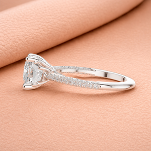 Bague de fiançailles élégante en moissanite taille coussin en or blanc avec bande pavée de diamants et halo caché, bijoux de mariage - Product Image 2