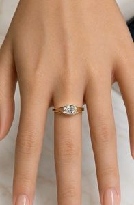 Anillo de compromiso de diamante blanco de corte ovalado en oro amarillo macizo con banda de acento de tallo dividido de estilo oriental y occidental, solitario moderno de medio bisel - Product Image 1