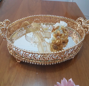 Bandeja de tocador circular dorada con base de espejo y un exquisito fondo floral metálico; disponible a precios de mayorista. - Product Image 1