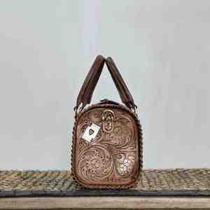 Bolso de Hombro para Mujer, Diseño Floral Tallado a Mano, Patrón a Cuadros, 100% Cuero Genuino, Estilo Weekender, Portátil y Práctico - Product Image 4