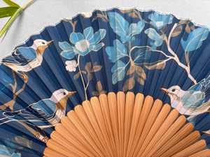 พัดไม้พับลายดอกไม้สีน้ำเงินพร้อมลายนกและพู่ห้อยตกแต่ง งานแฮนด์เมด สำหรับงานแต่งงานและของขวัญ จากอุตรพัฒนา - Product Image 4