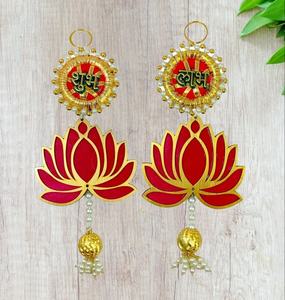 Exquisito conjunto de colgantes para puerta Shubh Labh Lotus: Decoración tradicional india Vastu con motivos Kamal rojos y dorados hechos a mano con incrustaciones de Moti. - Product Image 1