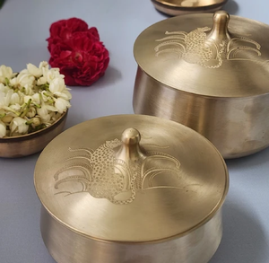Juego de platos de bronce Kansa con motivo del Árbol de la Vida, incluye plato grande, tres tazones, vaso y cuchara, disponible a precios de mayorista. - Product Image 4