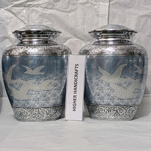 Urne funéraire pour adultes Going Home - Urne funéraire pour cendres humaines avec oiseaux en vol gravés à la main - Urnes commémoratives en métal de qualité supérieure en gros - Product Image 2