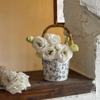 Vase en céramique vintage à motif floral avec poignée en bambou, pot à fleurs en porcelaine peint à la main, vase décoratif pour la décoration de table à la maison