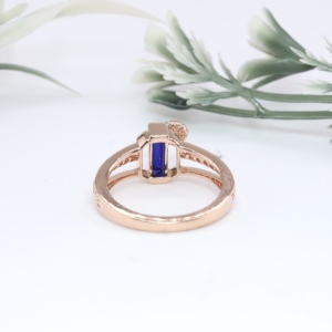 Anillo de compromiso de oro rosa premium con zafiro azul talla baguette, diseño floral con micro pavé y detalles de diamantes, anillo solitario de doble aro. - Product Image 3