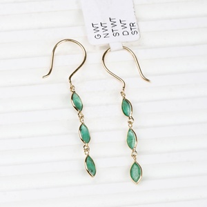 Boucles d'oreilles pendantes linéaires à trois pierres en or jaune 18 carats avec émeraude marquise naturelle sertie clos, Memoria Jewels, vente en gros - Product Image 3