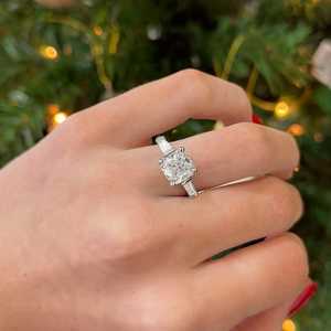 Bagues de fiançailles en or massif 14K 18K avec trois diamants de laboratoire taille coussin et pierres latérales baguette coniques, pour demande en mariage moderne - Product Image 5