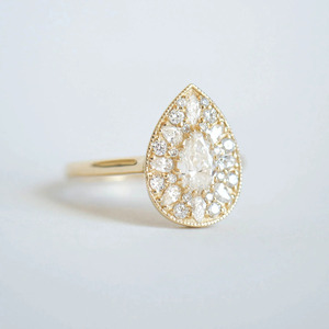 Anillo Art Deco de Oro Amarillo de 14K con Racimo de Diamantes Cultivados en Laboratorio en Forma de Pera - Product Image 5
