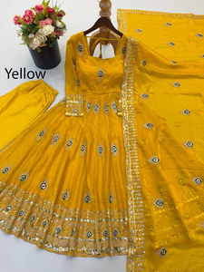 Robe Pishwas de créateur tendance et exclusive, avec bordure en dentelle, broderie fantaisie en dentelle, soie jacquard, design Anarkali Mor Pich spécial - Product Image 4