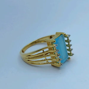 แหวนพลอยสีน้ำเงินทองหรูหราประดับเพชรด้านข้าง แหวนดีไซน์เก๋สำหรับผู้หญิง เครื่องประดับทันสมัย - Product Image 1