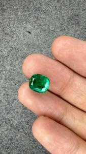 Émeraude naturelle certifiée GIA de 3,90 carats, provenant de la mine de Zambie, de forme coussin, vert vif, pierre précieuse en vrac pour bijoux de luxe sur mesure - Product Image 4