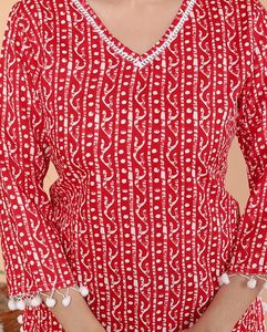 เสื้อคุर्ติผ้าถักคอวีแขน 3/4 ลายเรขาคณิตสีแดงสำหรับผู้หญิง พร้อมพู่ประดับ ดีไซน์ลำลอง - Product Image 3