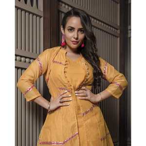 Traje de Chanderi Chiffon Amarillo Fuego, Talla XS, con Mangas Tres Cuartos - Product Image 4