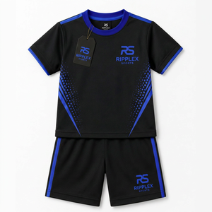 Conjunto deportivo moderno para niños con tela de primera calidad para entrenamiento, escuela y diversión los fines de semana: camiseta y pantalones cortos - Product Image 1