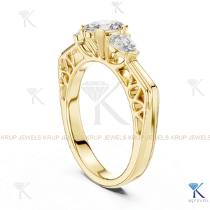 Anillo de Compromiso de Diamante CVD Cultivado en Laboratorio con 3 Piedras, Corte Oval y Pera, Oro Sólido - Product Image 4