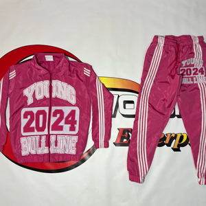 Conjunto deportivo cortavientos personalizado con pantalones jogger y chaqueta transpirable de dos piezas para hombre con apliques bordados. - Product Image 1