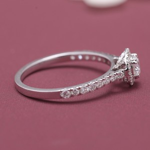 Bague de fiançailles et de mariage avec halo de diamants ronds certifiés IGI - Bague avec bande pavée en or 9 carats - Product Image 5