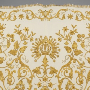 Insignia de tela bordada clásica con patrón floral dorado y cuentas, de forma irregular, para coser en prendas de vestir. - Product Image 2