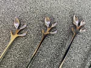 Mini cuillères à thé en métal argenté avec poignée en forme de feuille fini dur pour accessoires de café de vaisselle d'hôtel - Product Image 2