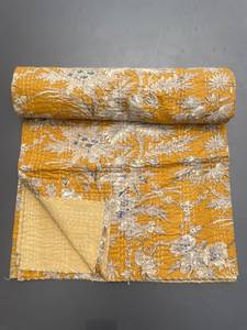 Edredón Tradicional Hecho a Mano con Estampado Floral, Relleno de Algodón Amarillo Mostaza, para Uso en el Hogar en Todas las Estaciones - Product Image 1