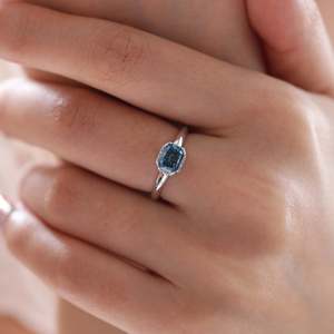 Anillo de Compromiso de Diamante Azul Corte Radiante Hecho a Mano, Estilo Océano Estrellado, Diamante de Laboratorio de Color Fantasía Único, Aniversario - Product Image 1