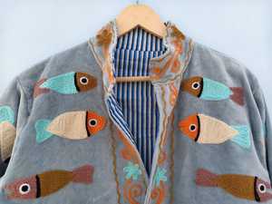 Veste Suzani en velours brodée à la main pour femme, motif poisson, style bohème vibrant, manteau d'hiver artistique et coloré pour femme, vêtement d'extérieur pour festival - Product Image 3