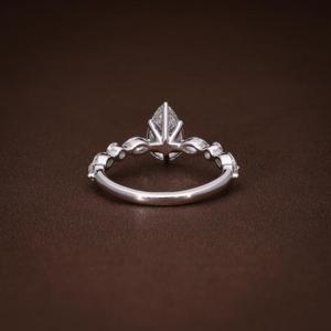 Anillo de Compromiso con Diamante Corte Pera y Piedras Laterales Marquise y Redondas en Oro Blanco, Anillo de Promesa Inspirado en la Naturaleza para Mujeres Elegantes - Product Image 4