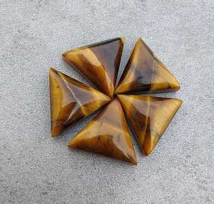 พลอยไทเกอร์อายทรงสามเหลี่ยมแบบคาโบชอง คุณภาพดี ขนาดมาตรฐาน สำหรับทำเครื่องประดับ - Product Image 1