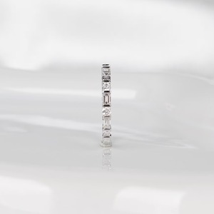 Bague de mariage en or 14 carats avec diamants de laboratoire émeraude et ronds alternés, bague éternité délicate empilable, élégante et minimaliste - Product Image 6