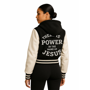 Veste courte à capuche pour femme « JESUS EST MON ROI » - Veste de baseball noire et blanche, style streetwear chrétien - Product Image 5