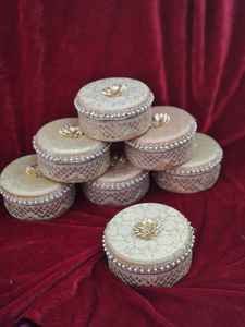 Boîte à Laddu en Brocart avec Fleur Gota en Acier Inoxydable – Vente en Gros |   Faveur de mariage indienne, punjabi, pakistanaise |   Boîte de fruits secs 250g, 500g - Product Image 4