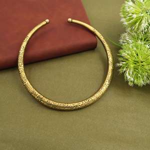 Collar gargantilla vintage dorado con grabado, estilo bohemio, tribal, étnico, minimalista, abierto, tipo joya. - Product Image 1