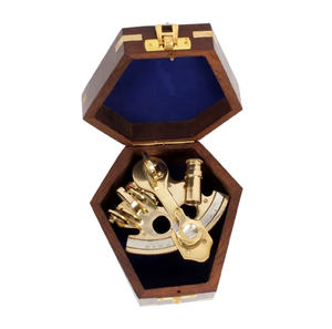 Sextant nautique en laiton poli avec bras d'indexation, filtres optiques, lunette et échelle graduée, présenté dans une boîte en bois ouverte. - Product Image 1