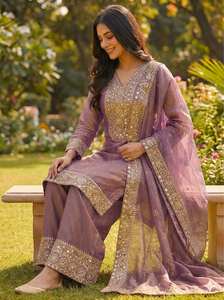 Colección Eid en seda Fendy con conjunto de top, pantalón y dupatta con bordados elaborados. - Product Image 4