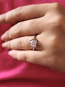 Anillo de Plata 925 con Moissanita Brillante de 2 Quilates, Corte Corazón, Diseño Cruzado, Regalo Ideal para Cumpleaños, Aniversarios y Deseos para Enamorados - Product Image 3