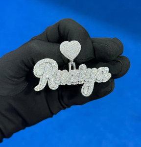 Colgante Personalizado con Nombre, Letra de Moissanita, Plata de Ley 925, con Engaste de Corazón para Collar - Product Image 1