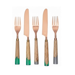 Ensemble de couverts minimalistes de style glamour en or avec poignées en résine texturée noire, couverts de mariage, ensemble de 5 pièces, vaisselle, ensemble de couverts de table - Product Image 4