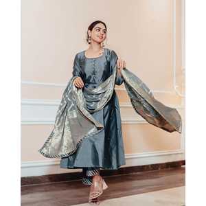 Ensemble de costume en satin gris sauge, taille XS, haut à manches trois-quarts - Product Image 3