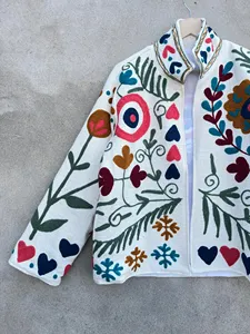 Chaqueta Suzani de Algodón Blanco para Mujer, Bordado Floral Multicolor, Estilo Boho Étnico, Chaqueta Corta Hecha a Mano - Product Image 3