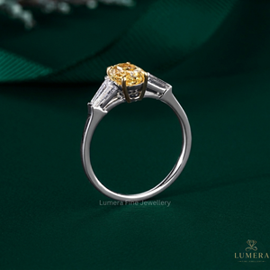 Bague de fiançailles en or 18 carats avec diamant jaune ovale personnalisé et pierres latérales trapézoïdales, fabricant de bijoux fins - Product Image 3