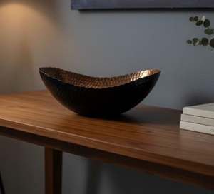 Bol de service en métal fait main noir avec intérieur en cuivre, design minimaliste pour la décoration et les cadeaux, ovale, accent moderne décoratif - Product Image 1