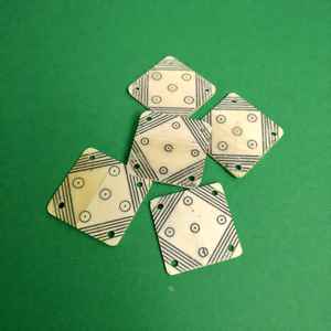 Bobines artisanales en os de buffle Viking sculptées à la main, accessoires traditionnels faits à la main au meilleur prix - Product Image 1