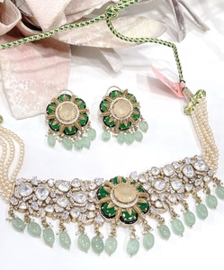 Magnifique ensemble de collier et boucles d'oreilles plaqué or de qualité supérieure pour femme, idéal pour les mariages et les événements. - Product Image 2
