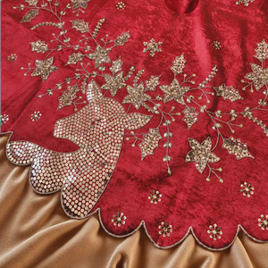 Falda para árbol de Navidad de terciopelo rojo de 48 pulgadas con copos de nieve bordados en plateado, ribete festoneado y diseño floral, de lujo para árbol de fiesta navideña - Product Image 5