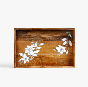 Plateau Meena en bois avec un attrait vintage idéal pour le stockage de service élégant ou l'affichage de vos articles préférés - Product Image 1